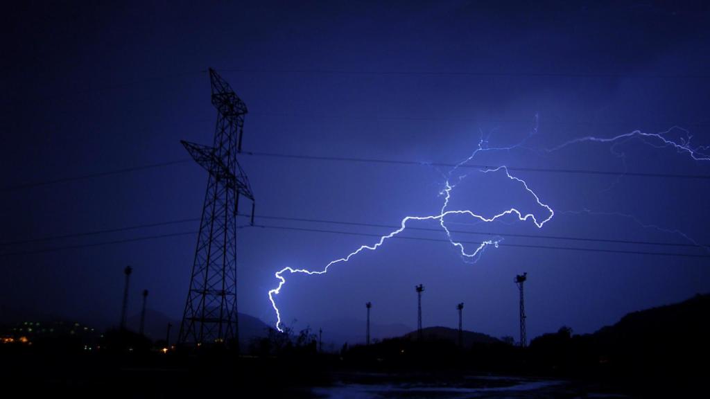 Rayo en torre eléctrica.