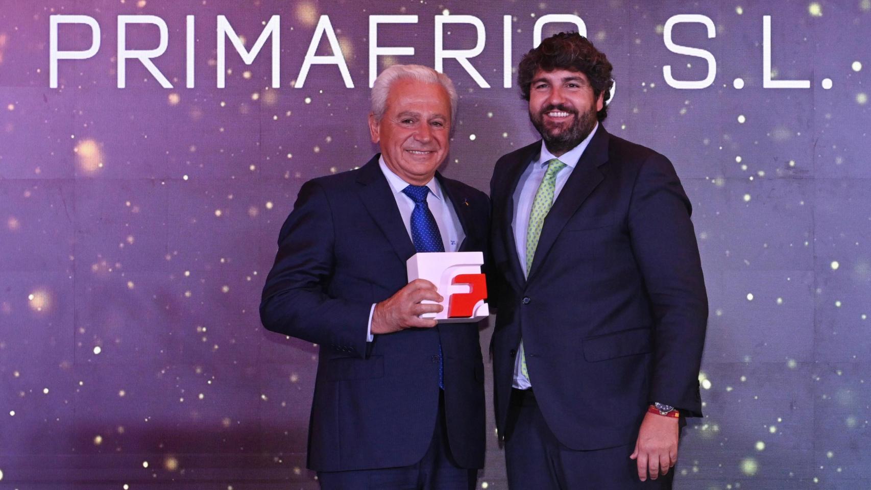 El presidente regional, López Miras, posa tras la entrega de los XXIII Premios Froet 2025