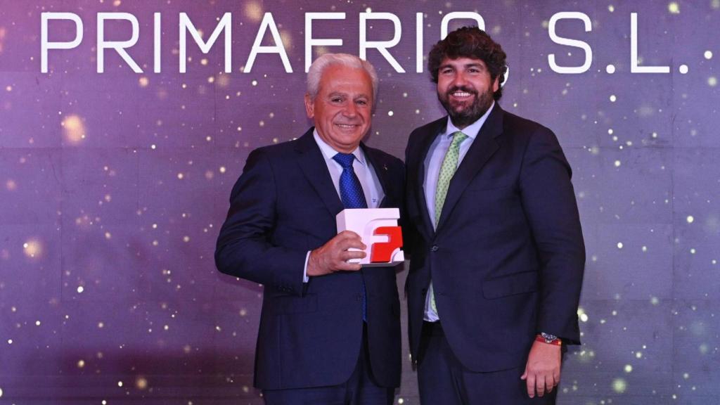 El presidente regional, López Miras, posa tras la entrega de los XXIII Premios Froet 2025