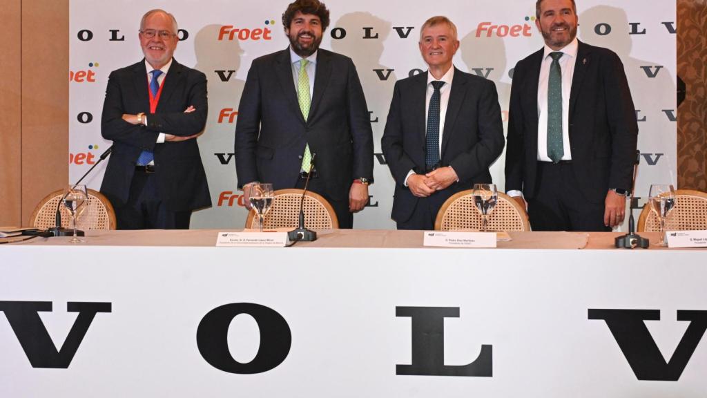 El presidente regional, Fernando López Miras, junto a representantes de Froet y Volvo