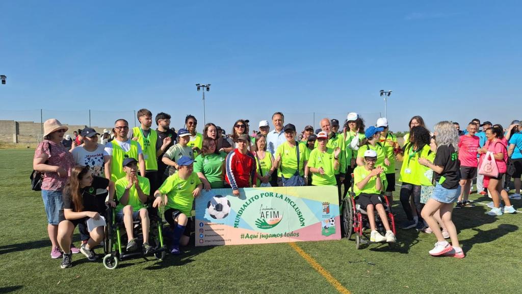 El alcalde de Salamanca, Carlos García Carbayo y la concejala de Familia e Igualdad de Oportunidades, Miryam Rodríguez inaugurán el XI Mundialito por la Inclusión.