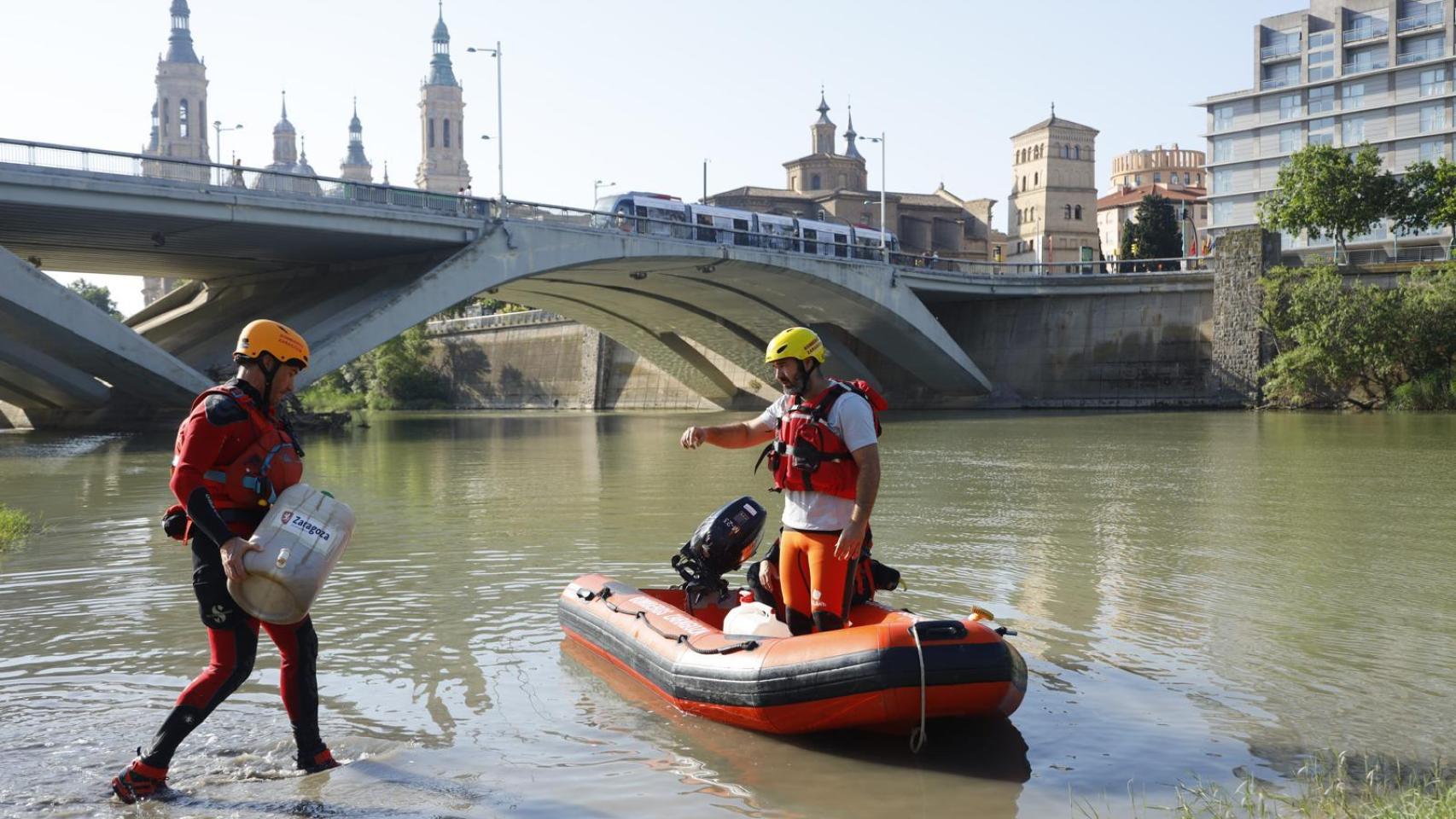 El Instituto Municipal de Salud Pública trabajando contra la mosca negra en el río Ebro de Zaragoza.