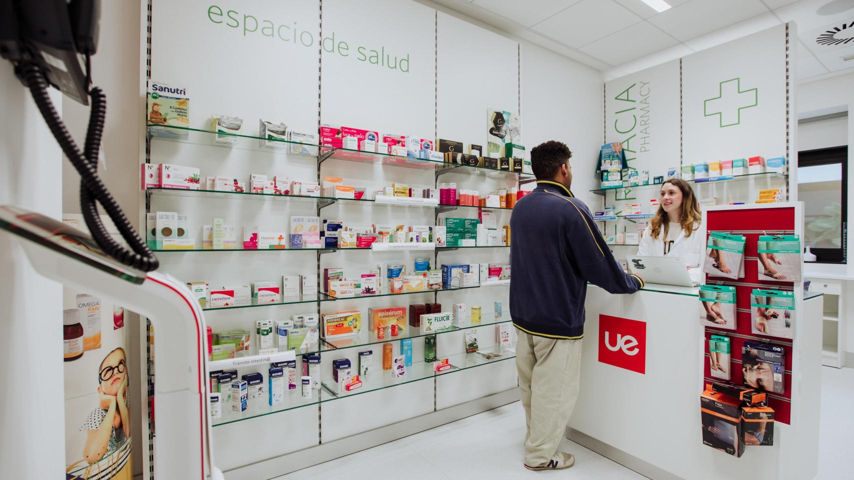 Alumnos en la farmacia de la Universidad Europea. 