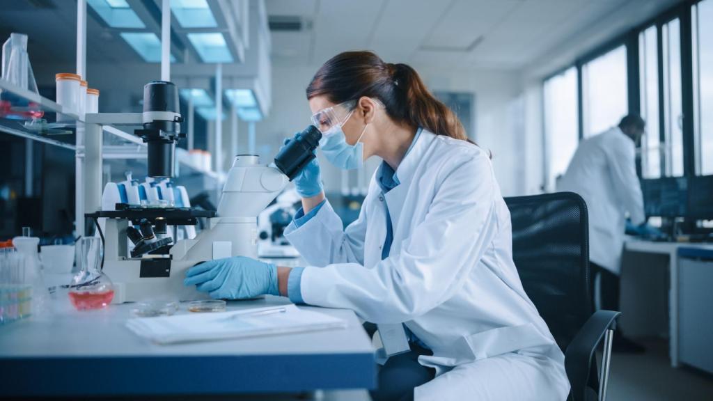 Una científica trabajando en su laboratorio.