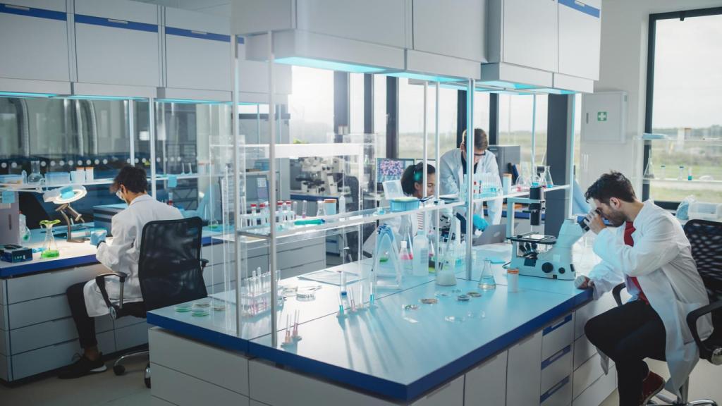 Investigadores jóvenes trabajan en un laboratorio.