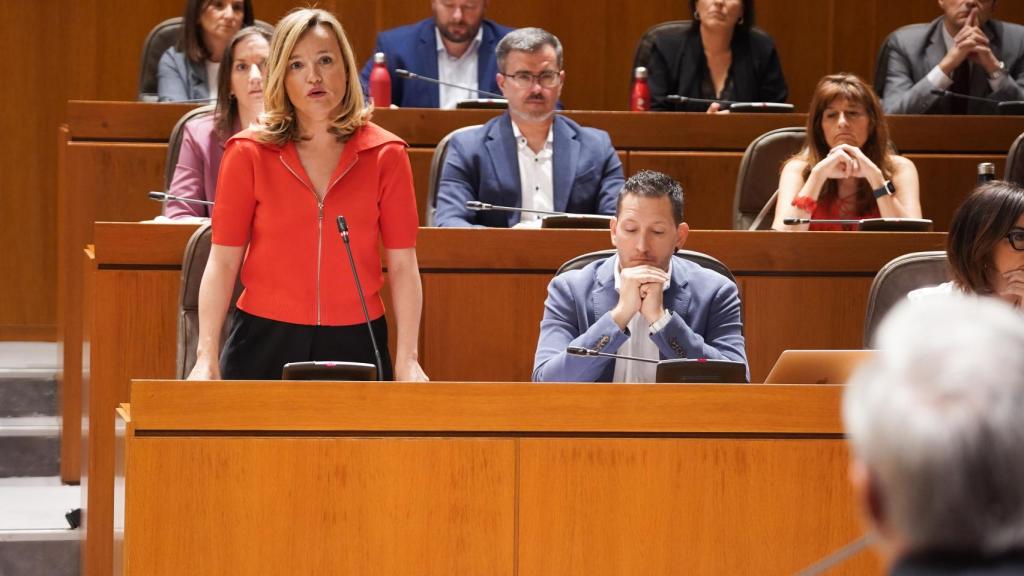Pilar Alegría, en las Cortes de Aragón, frente a Jorge Azcón