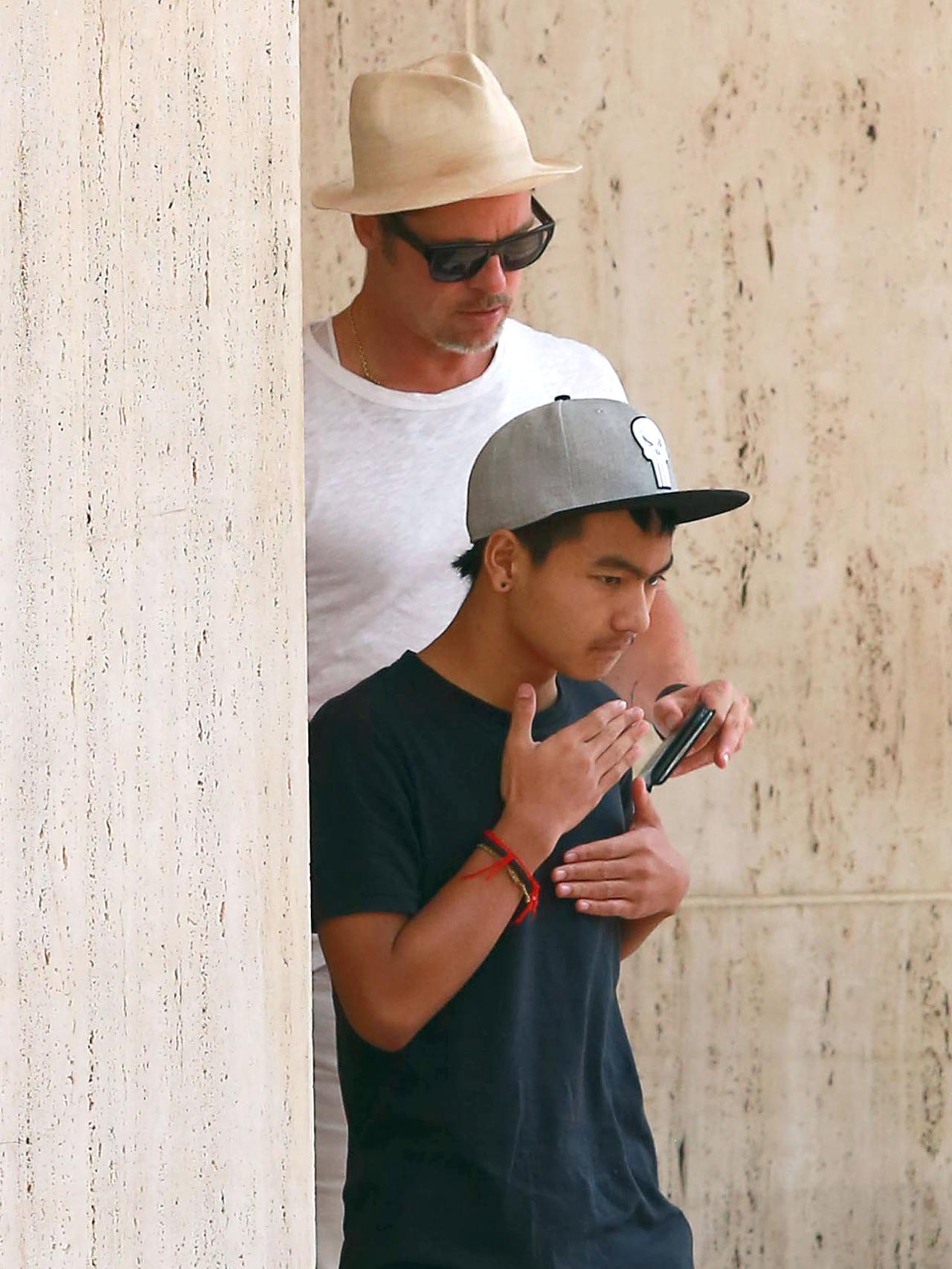 Brad Pitt y Maddox.