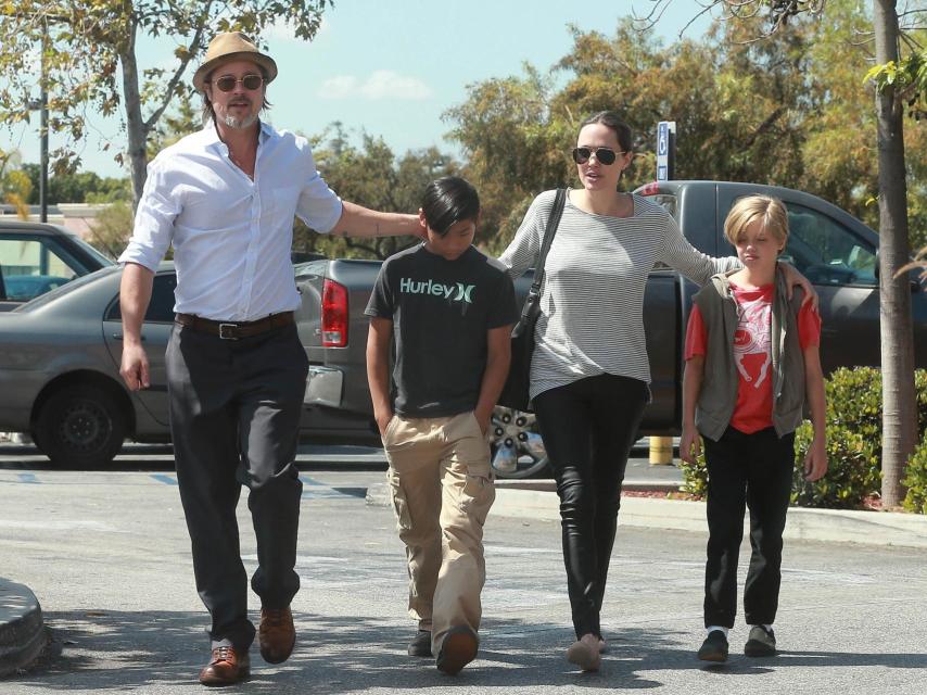 Brad y Angelina con Shiloh y Maddox.