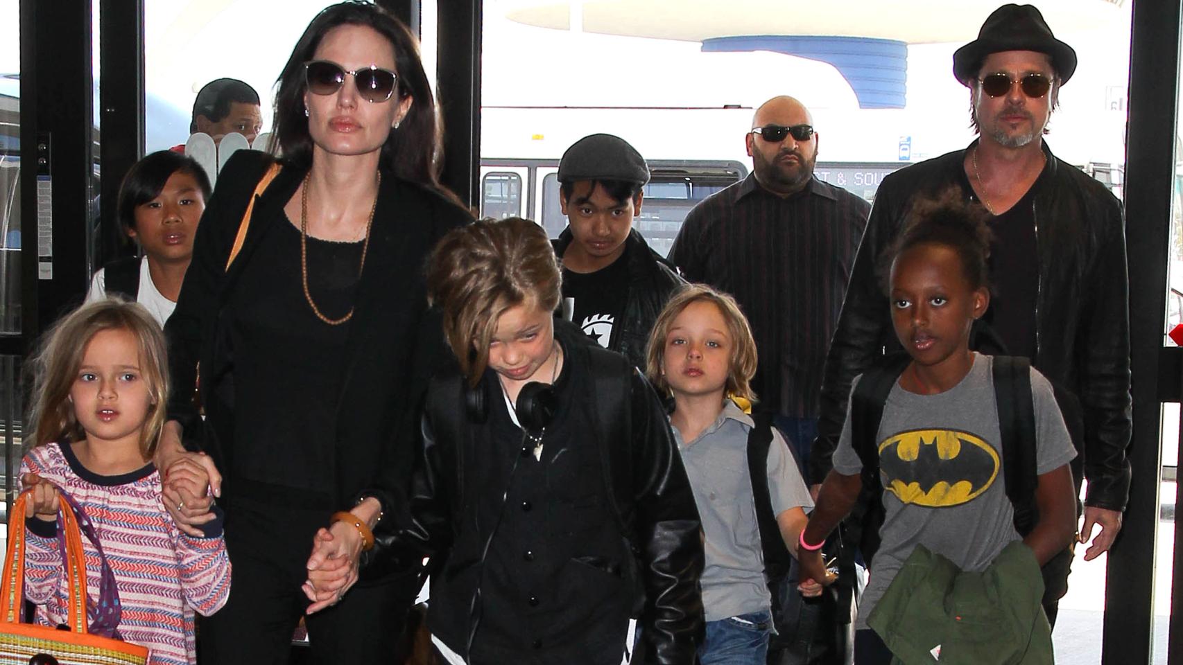 Brad y Angelina con sus hijos en una imagen de archivo.