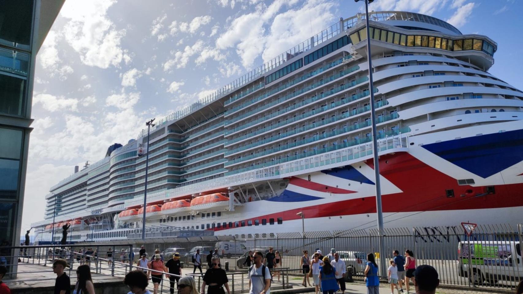 Cruceristas salen del barco 'Arvia' el pasado miércoles en A Coruña.