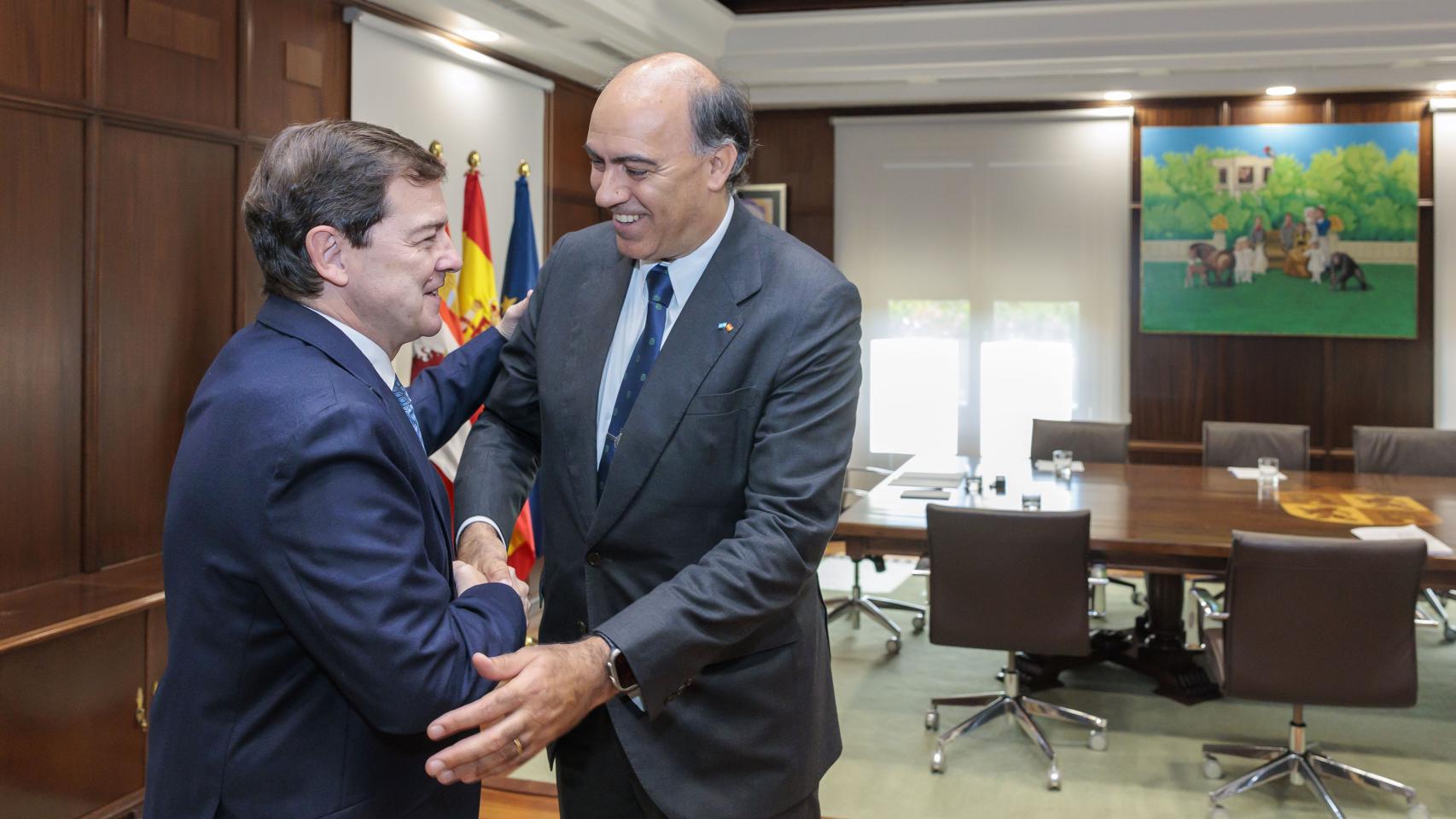 El presidente de la Junta de Castilla y León, Alfonso Fernández Mañueco, ha mantenido hoy una reunión, en la sede de la Presidencia, con el embajador de la República Argentina, Wenceslao Bunge Saravia.