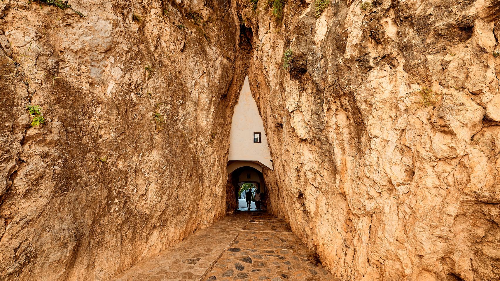 El túnel de piedra que da acceso a la localidad.