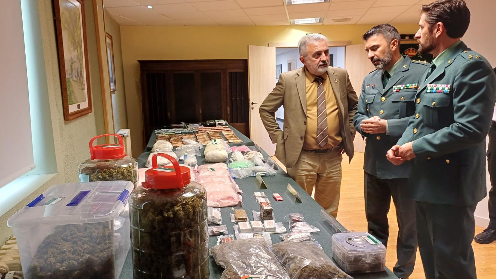 La Guardia Civil ha detenido a 16 personas —15 hombres y una mujer, con edades comprendidas entre los 29 y los 66 años— en el marco de la operación ‘DIKBUS’. 