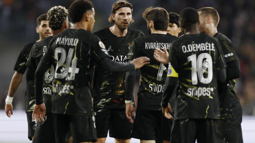 Los jugadores del PSG celebran un gol ante el Lens.