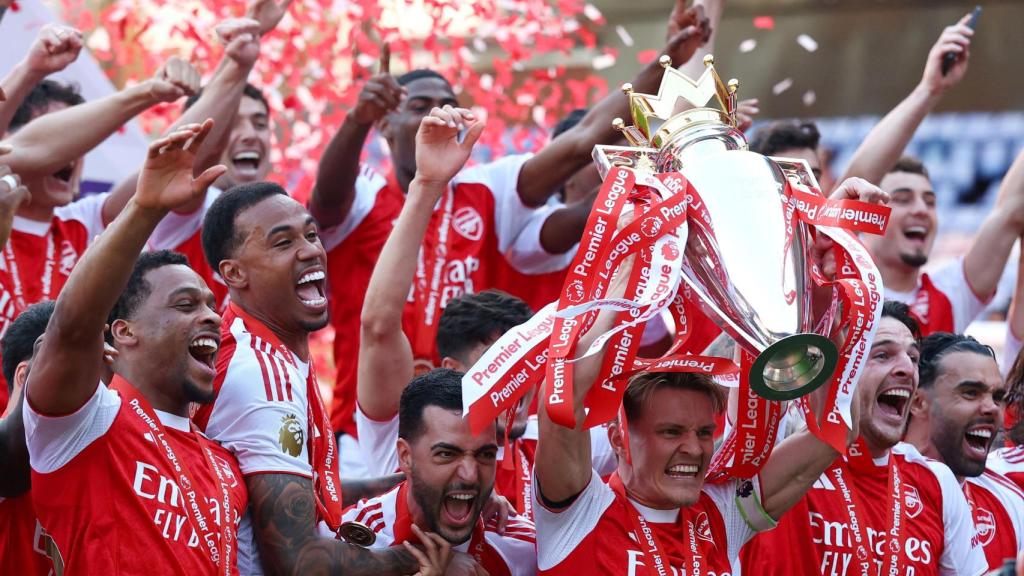 Los jugadores del Arsenal celebran haber ganado el título de la Premier League.