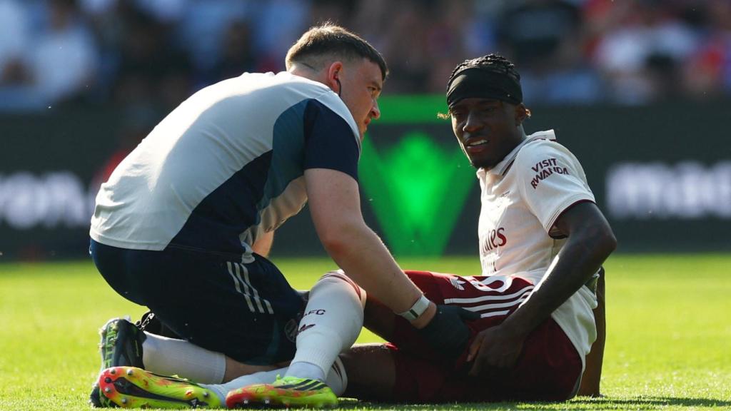 El futbolista del Arsenal Madueke es atendido por el médico.