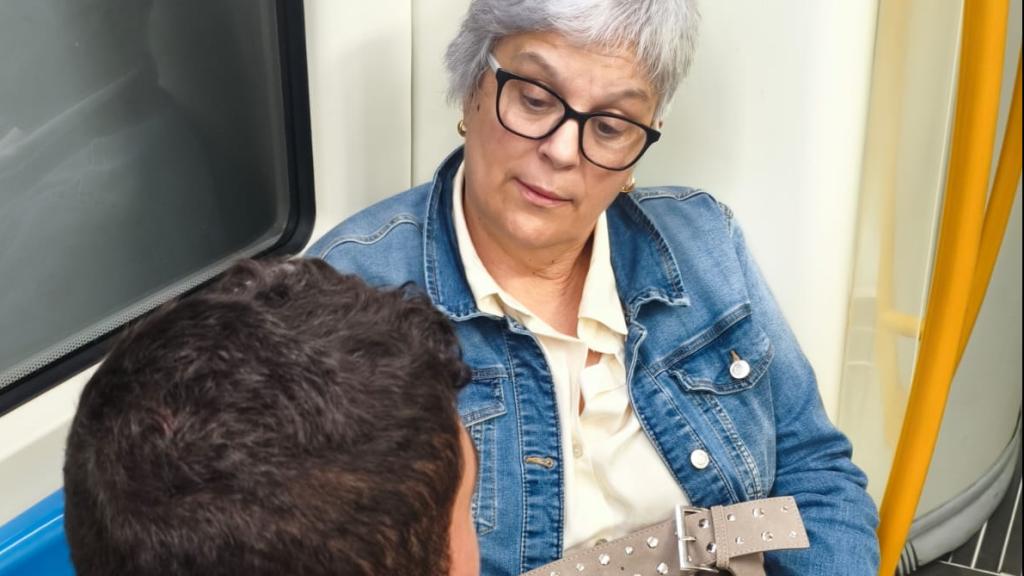 Remedios Vázquez junto a Francisco en el metro.