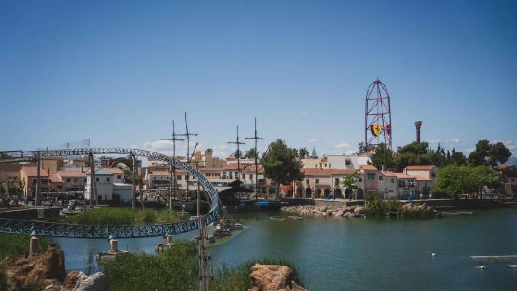 Vista general del lago de PortAventura. Al fondo, Ferrari Land. 