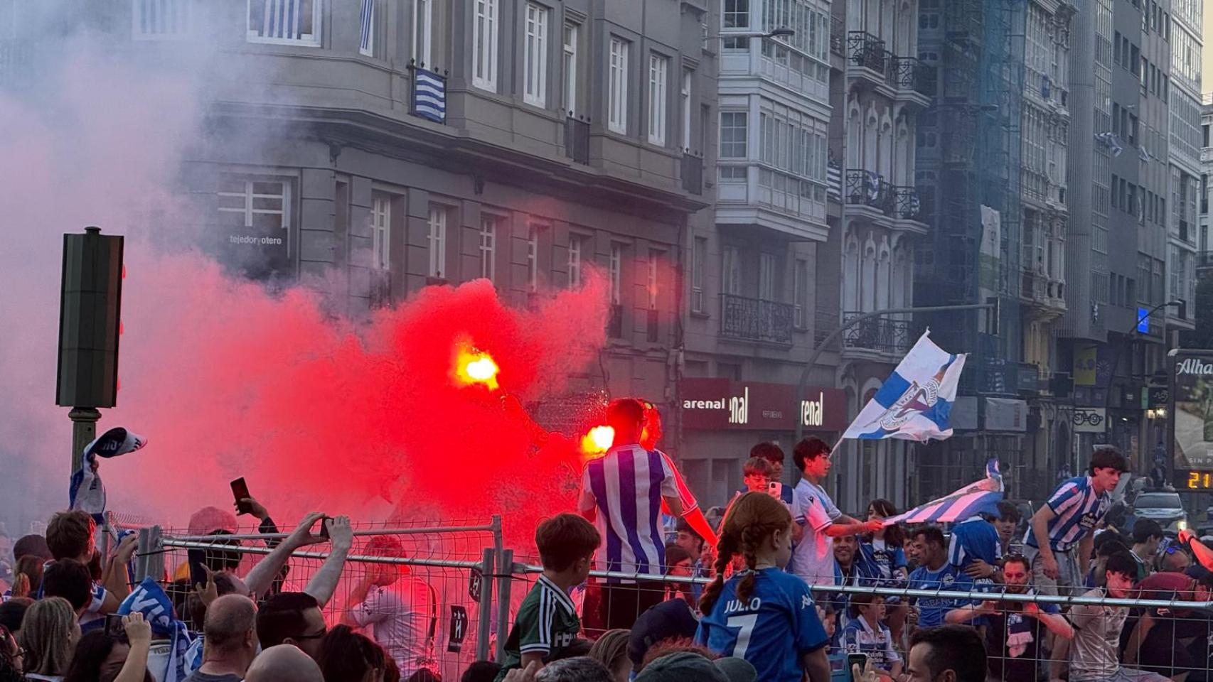 Fiesta de ascenso en la fuente de Cuatro Caminos