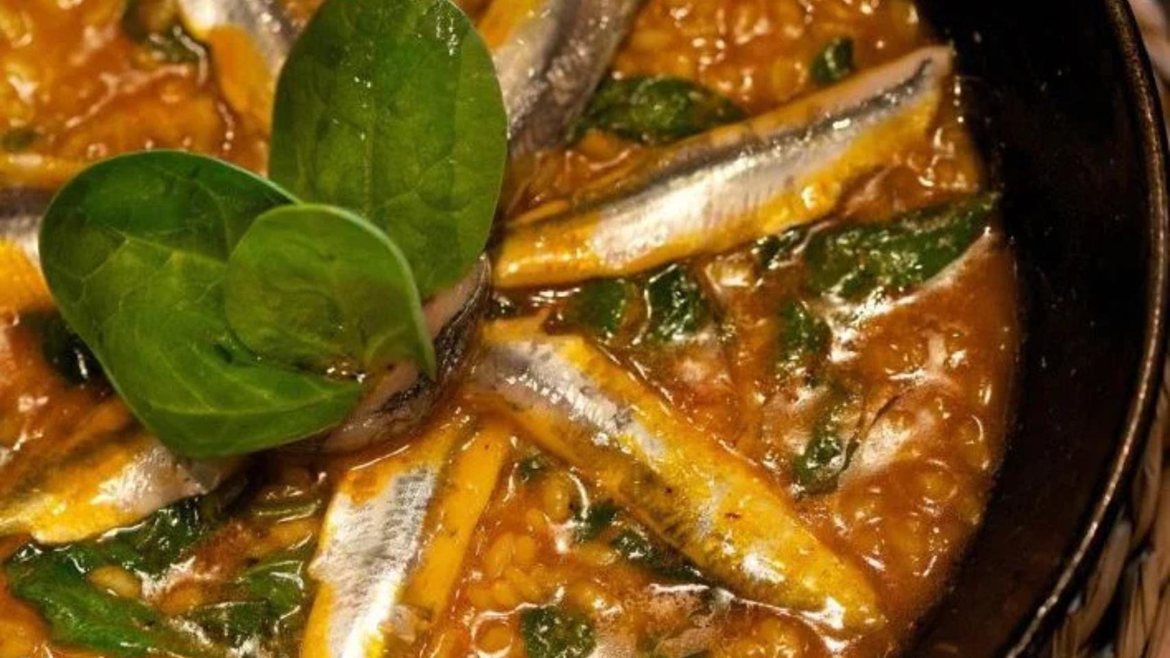 Arroz con boquerones y espinacas.