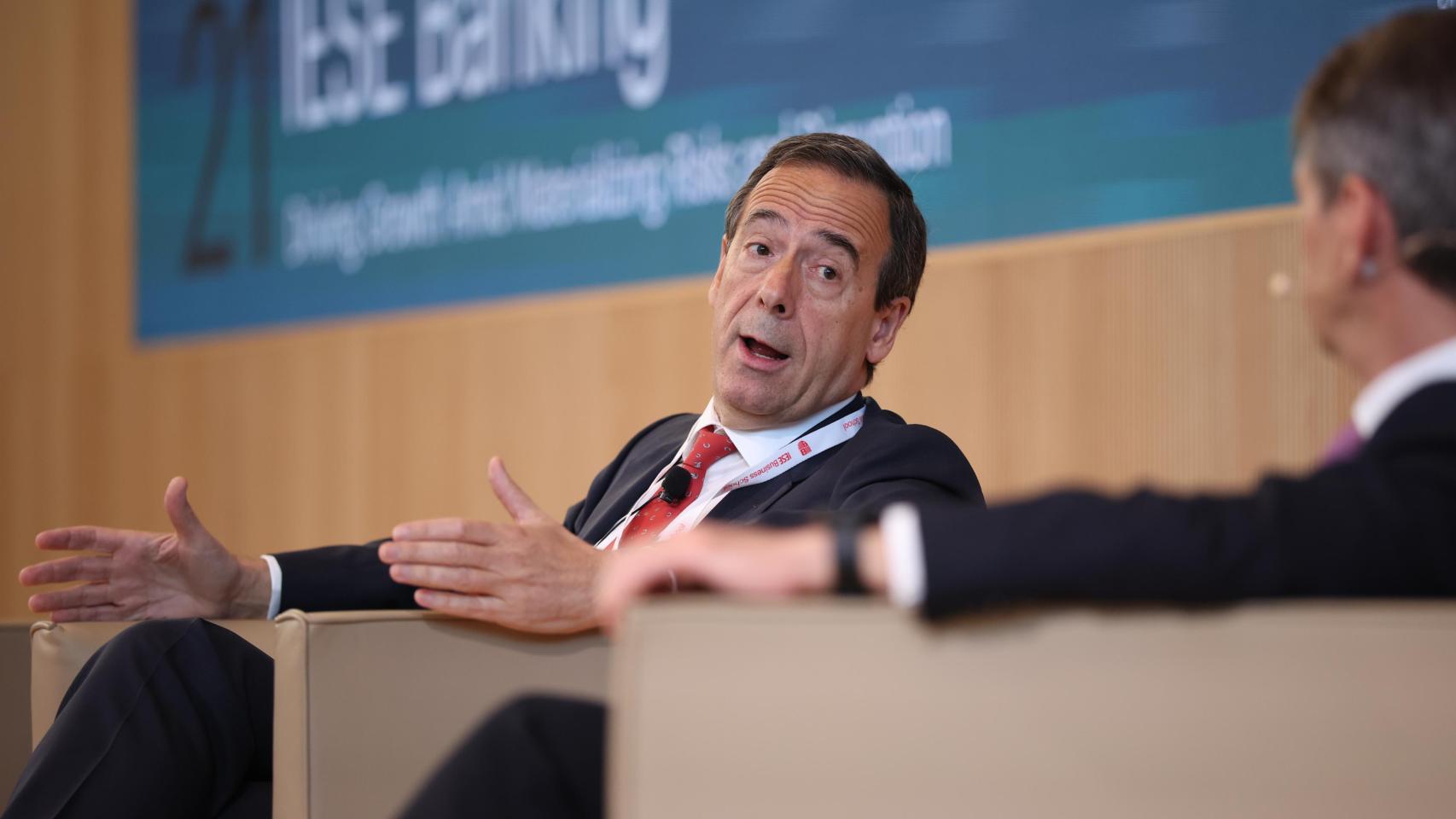 El presidente de Caixabank, Gonzalo Gortázar, en el encuentro bancario del IESE y FTI Consulting.