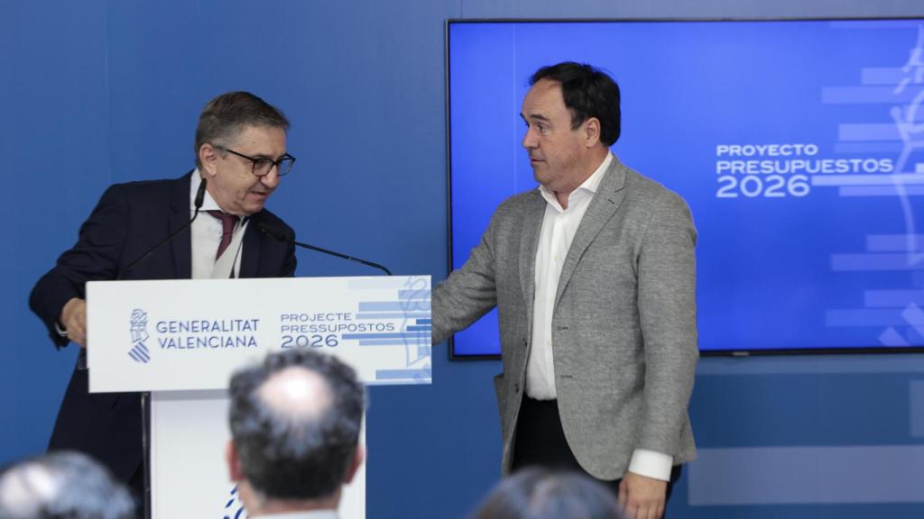 El conseller de Hacienda, José Antonio Rovira, y el presidente de la Generalitat, Juanfran Pérez Llorca, este viernes. EFE / Biel Aliño 