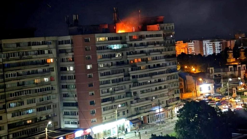 El impacto de un dron en un bloque de pisos de la ciudad de Galati, Rumanía.