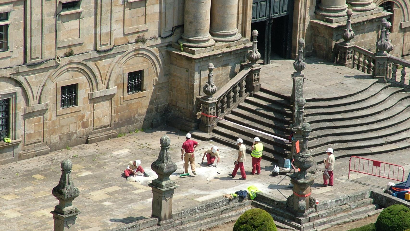 Trabajos de conservación del enlosado de Santiago de Compostela.