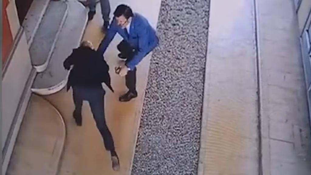 Una cámara de seguridad capta cómo Isak Andic cae a la entrada de un edificio 10 meses antes de su fallecimiento en Montserrat, en un fotograma presentado por la defensa en su recurso de apelación.