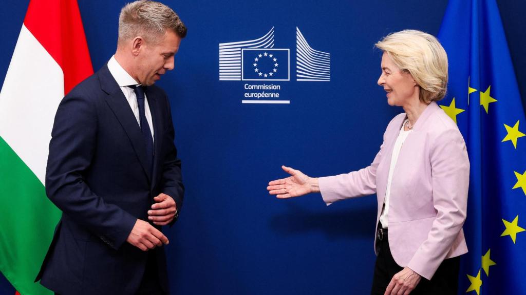 La presidenta de la Comisión, Ursula von der Leyen, saluda al nuevo primer ministro húngaro, Péter Magyar, durante su reunión de este viernes en Bruselas