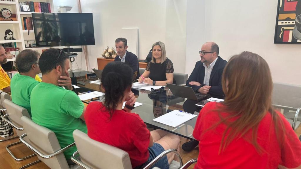 La consellera de Educación, Carmen Ortí, reunida este viernes con los sindicatos. EE