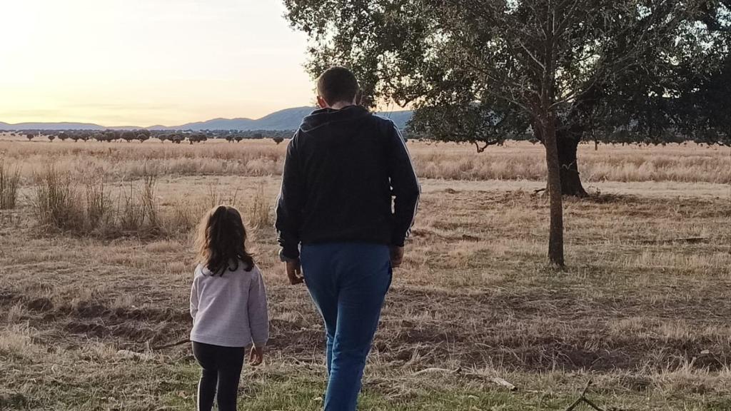 Francisco junto con la niña de acogida que estuvo en su hogar de acogimiento.
