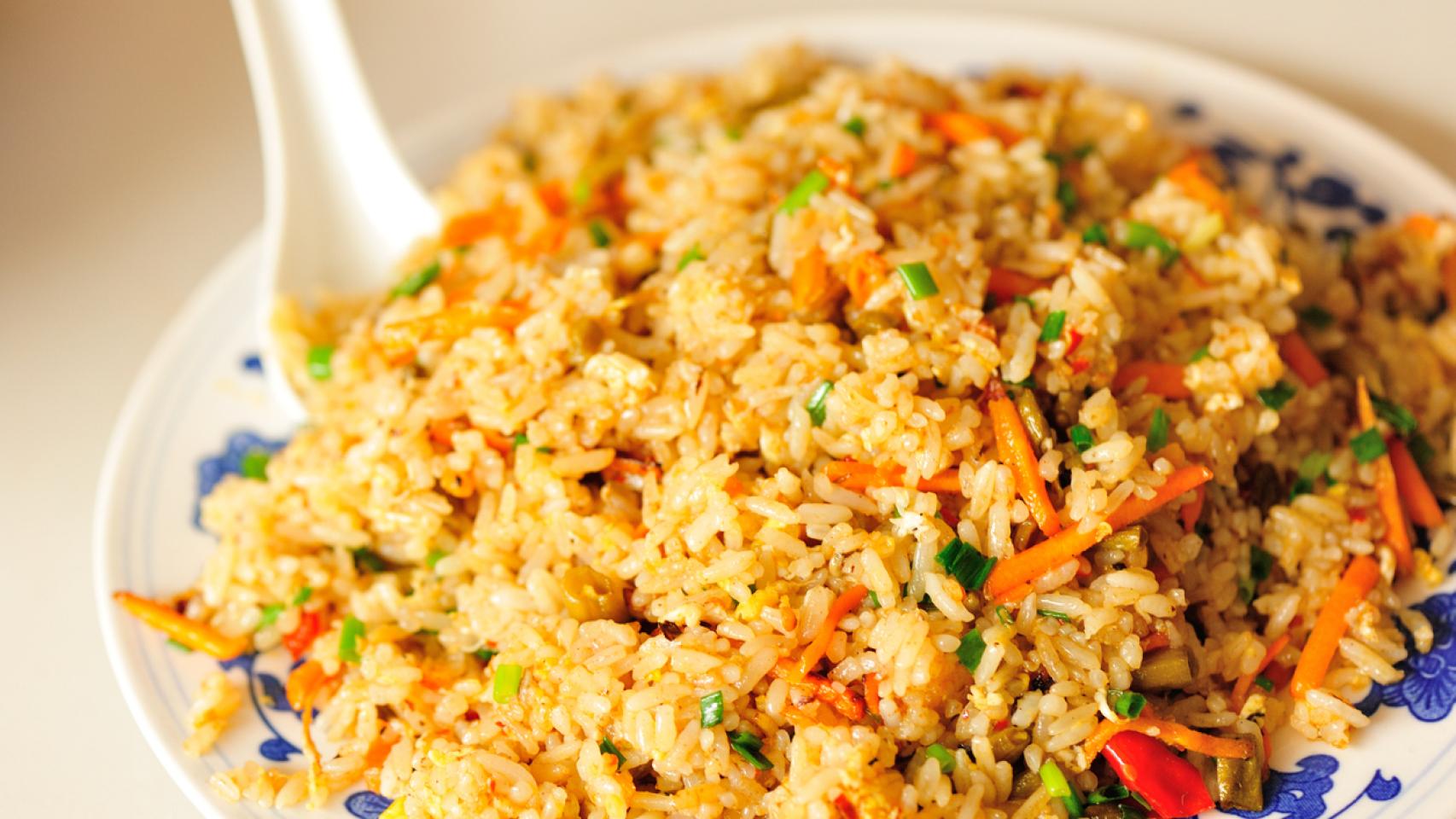 Arroz frito con verduras.