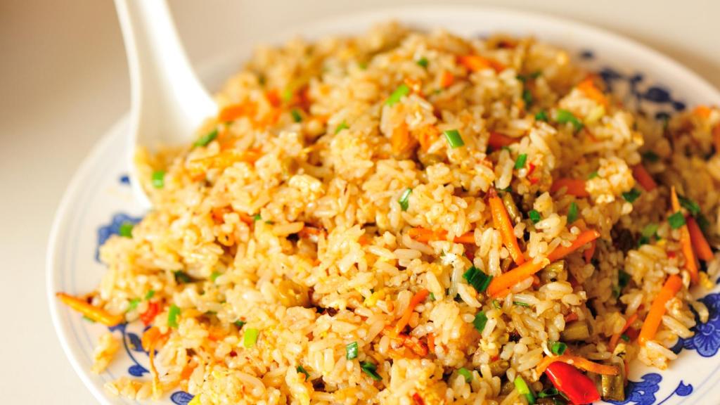 Arroz frito con verduras.