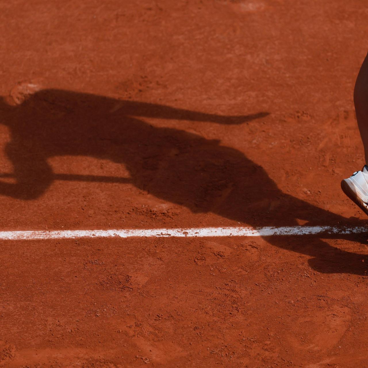 Marta Kostyuk realiza un saque en Roland Garros.