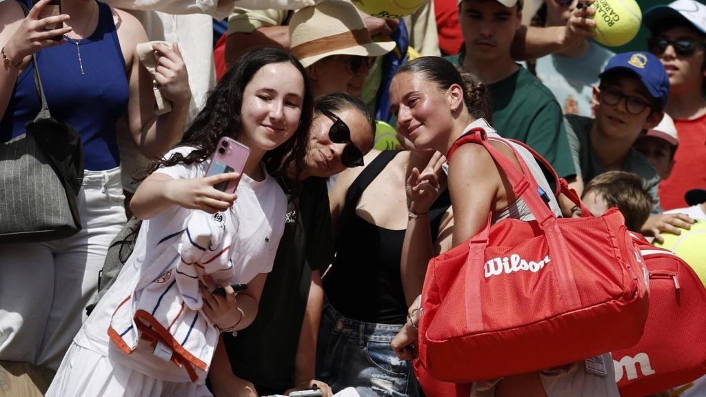 Marta Kostyuk se hace una foto con unos fans.