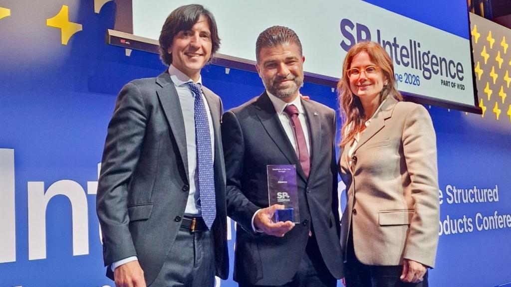 Fernández de Soria, Traquino y Pereira con el SPR Intelligence Award de Abanca en Estocolmo.