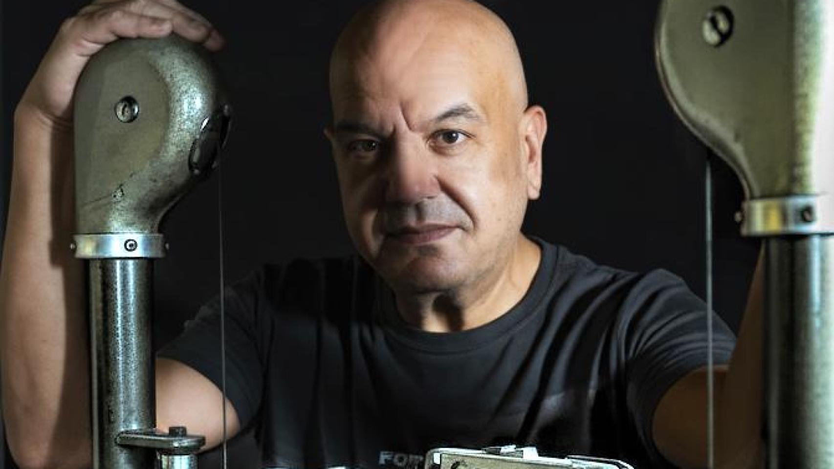 Nardo Novoa en su estudio con una cámara Toyo- View