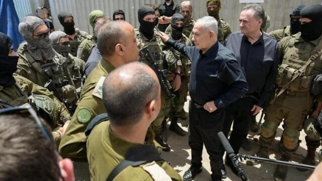 Benjamin Netanyahu visitó este viernes a las tropasisraelíes en la frontera norte.