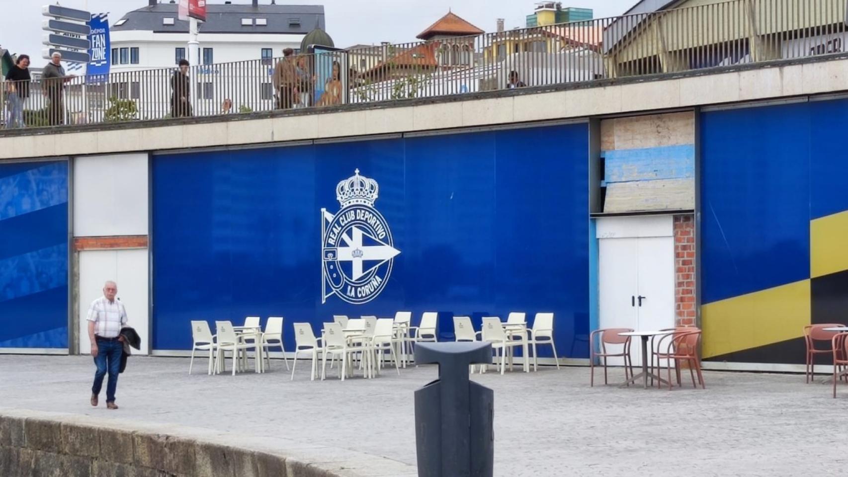 Terrazas de DÉ Beach Club delante de los Arcados de Riazor.