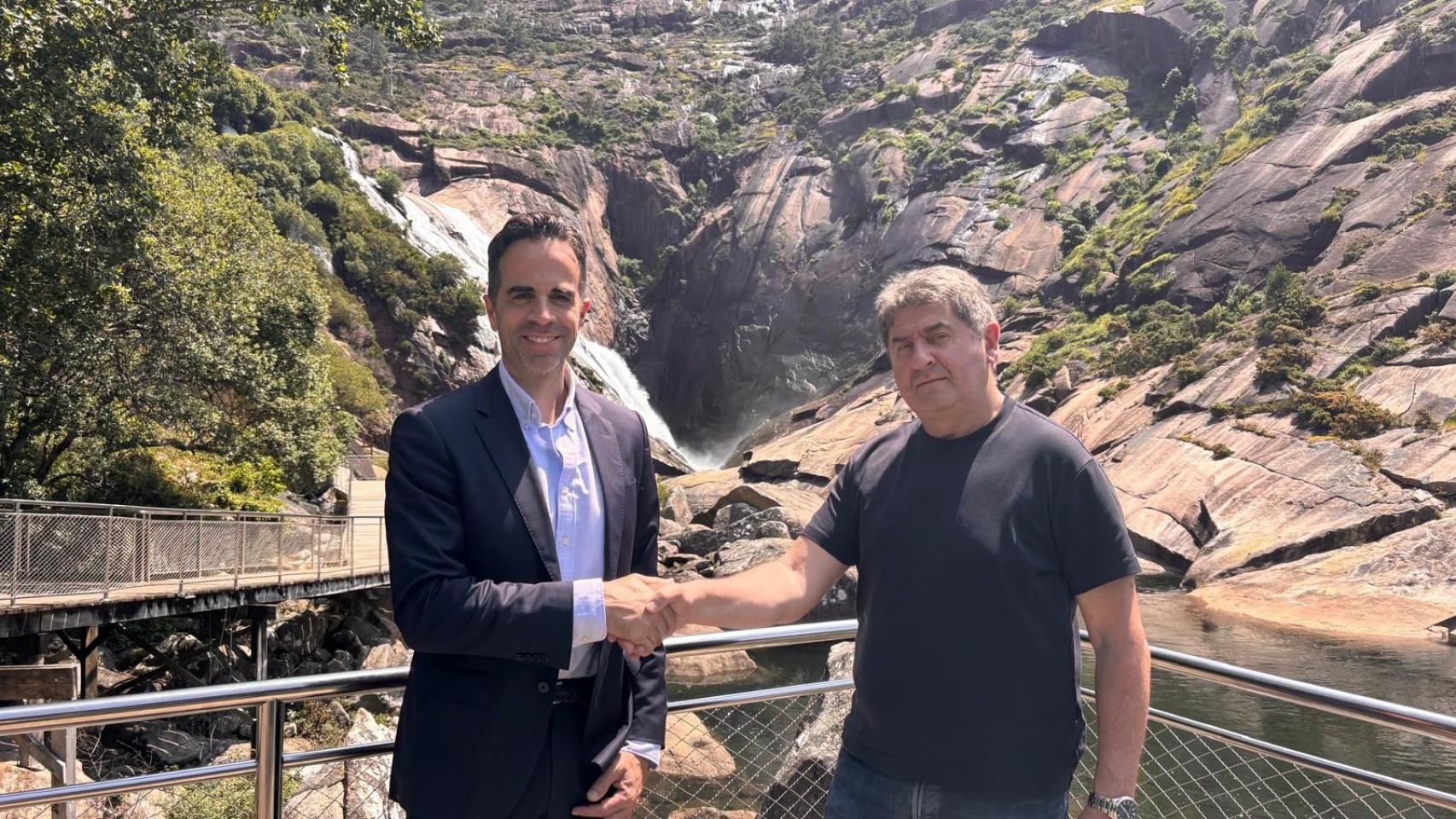 El alcalde de Dumbría, Raúl González, y Federico Rodríguez Trillo, director de la División de Energía de Xeal