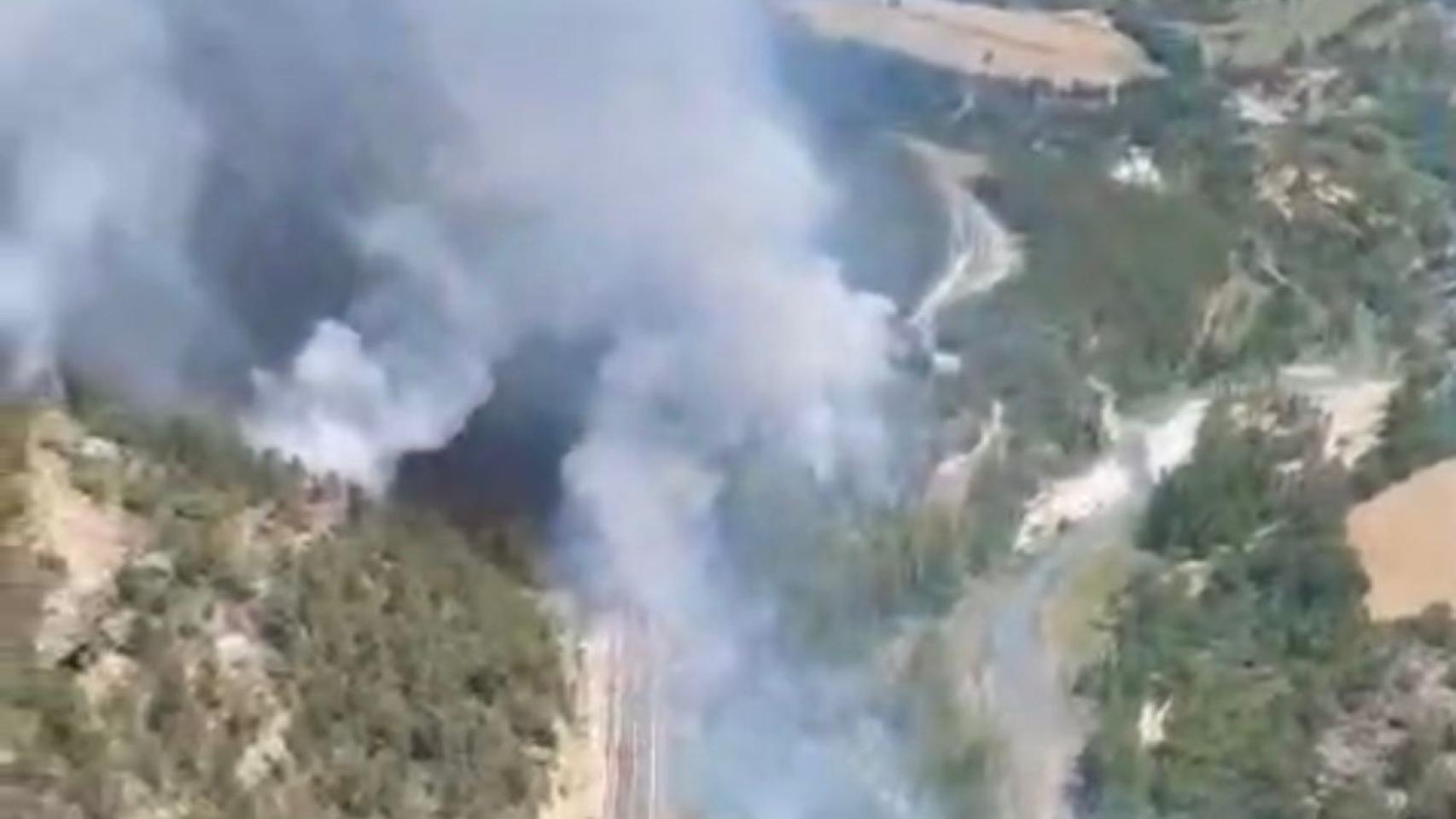 Incendio junto a una carretera en Arén (Huesca)