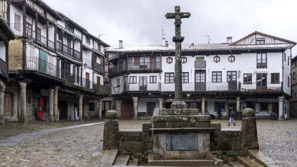 Fuente y cruz del siglo XVIII en la plaza mayor de La Alberca, en Salamanca.