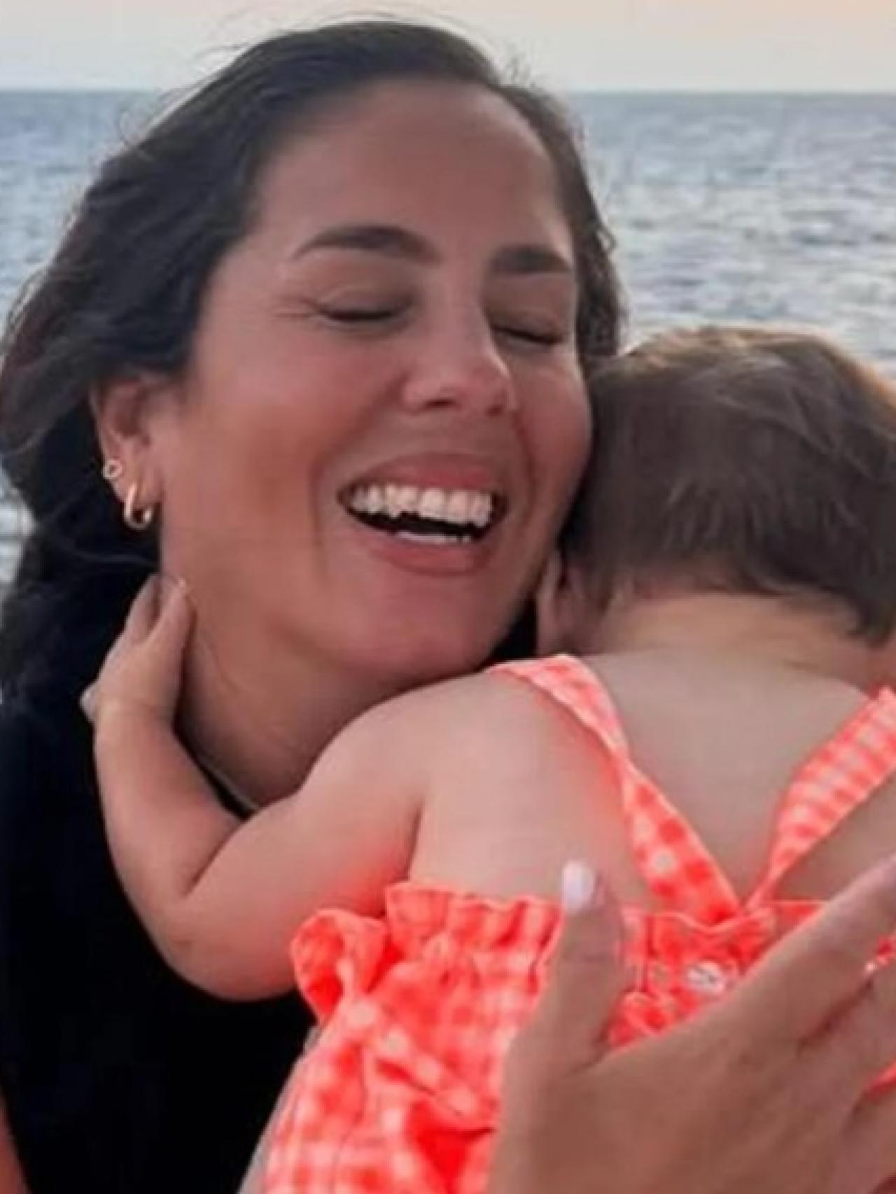 Anabel Pantoja con su hija Alma.