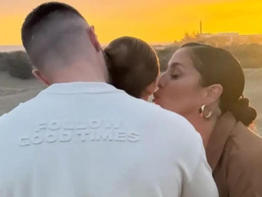 La pareja con su hija Alma.