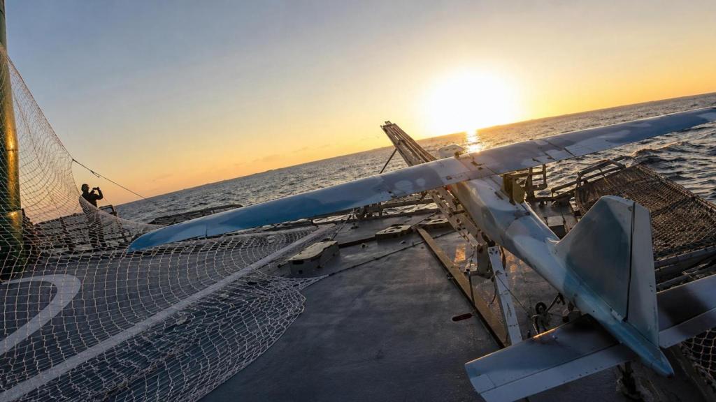 Un dron ruso con lanzadera sobre la cubierta de un barco.