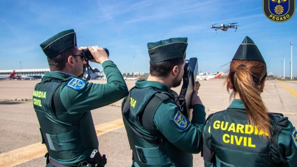 Agentes del equipo Pegaso, de la Guardia Civil, especializado en el control de drones.