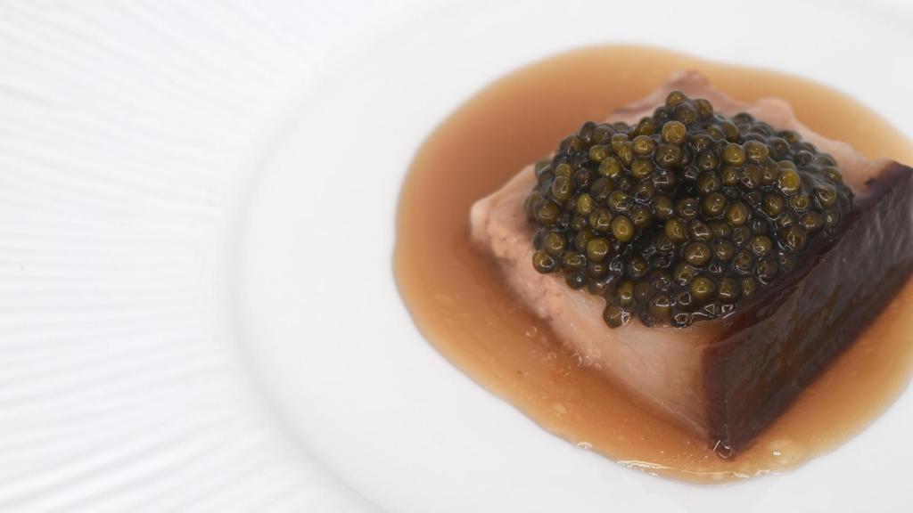Papada ibérica con caviar, uno de los platos del menú degustación.