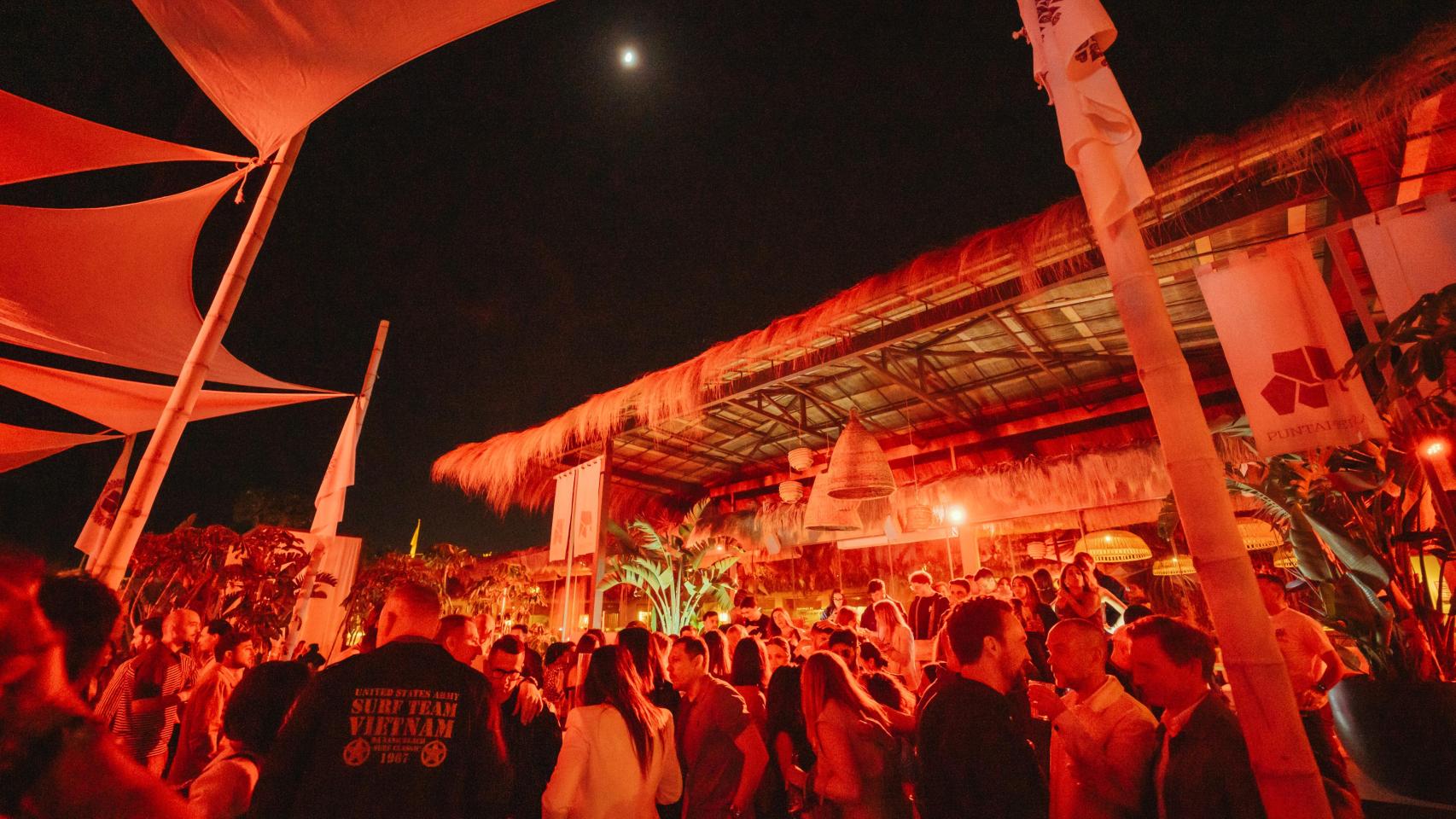 Puntapiedra de noche, cuando la fiesta alicantina alcanza su punto álgido.