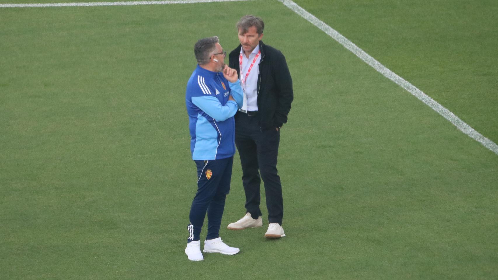 Lalo Arantegui (derecha) habla con Néstor Pérez, miembro del staff técnico, antes de un partido
